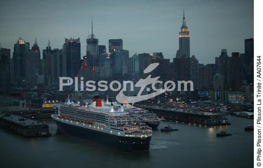 Départ du Queen Mary II de New-York. - © Philip Plisson / Plisson La Trinité / AA07644 - Nos reportages photos - Etats-Unis