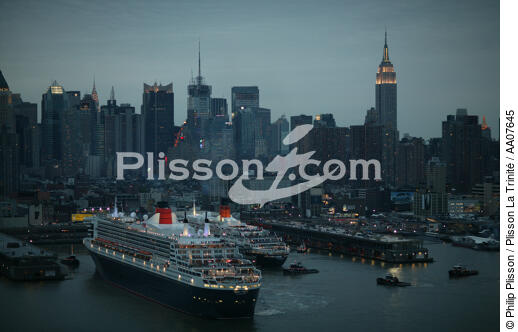 Départ du Queen Mary II de New-York. - © Philip Plisson / Plisson La Trinité / AA07645 - Nos reportages photos - Etats-Unis