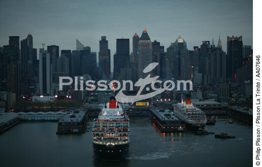 Départ du Queen Mary II de New-York. - © Philip Plisson / Plisson La Trinité / AA07646 - Nos reportages photos - Crépuscule