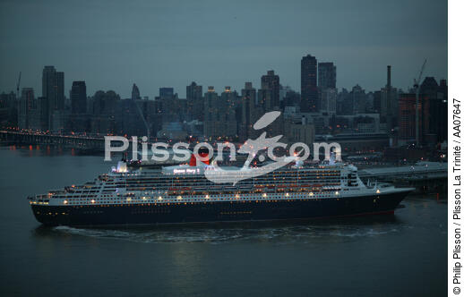 Départ du Queen Mary II de New-York. - © Philip Plisson / Plisson La Trinité / AA07647 - Nos reportages photos - Ville [New York]