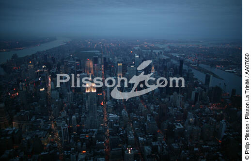 New-York de nuit. - © Philip Plisson / Plisson La Trinité / AA07650 - Nos reportages photos - Ville [New York]