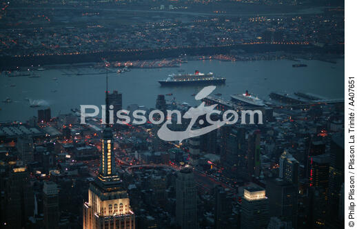 Départ du Queen Mary II de New-York. - © Philip Plisson / Plisson La Trinité / AA07651 - Nos reportages photos - Crépuscule