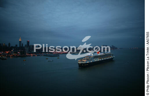 Departure of the Queen Mary II in New York. - © Philip Plisson / Plisson La Trinité / AA07655 - Photo Galleries - Passenger Liner
