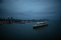 Departure of the Queen Mary II in New York. © Philip Plisson / Plisson La Trinité / AA07655 - Photo Galleries - Town [New York]