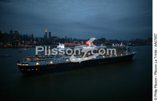 Départ du Queen Mary II de New-York. - © Philip Plisson / Plisson La Trinité / AA07657 - Nos reportages photos - Crépuscule