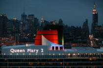 Departure of the Queen Mary II in New York. © Philip Plisson / Pêcheur d’Images / AA07658 - Photo Galleries - Queen Mary II, Birth of a Legend