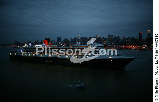 Départ du Queen Mary II de New-York. - © Philip Plisson / Plisson La Trinité / AA07659 - Nos reportages photos - Crépuscule