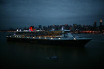 Départ du Queen Mary II de New-York. © Philip Plisson / Plisson La Trinité / AA07659 - Nos reportages photos - Crépuscule