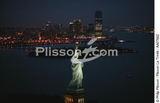 Départ du Queen Mary II de New-York. - © Philip Plisson / Plisson La Trinité / AA07662 - Photo Galleries - Statue of Liberty