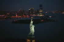 Départ du Queen Mary II de New-York. © Philip Plisson / Plisson La Trinité / AA07662 - Nos reportages photos - Crépuscule