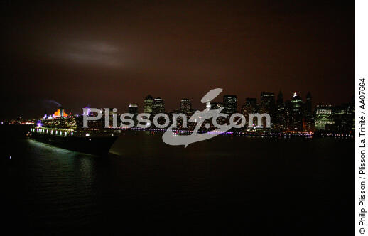 Départ du Queen Mary II de New-York. - © Philip Plisson / Plisson La Trinité / AA07664 - Nos reportages photos - Crépuscule