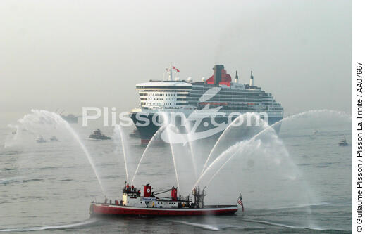 Arrivée du Queen Mary II à New-York. - © Guillaume Plisson / Plisson La Trinité / AA07667 - Photo Galleries - Fireboat
