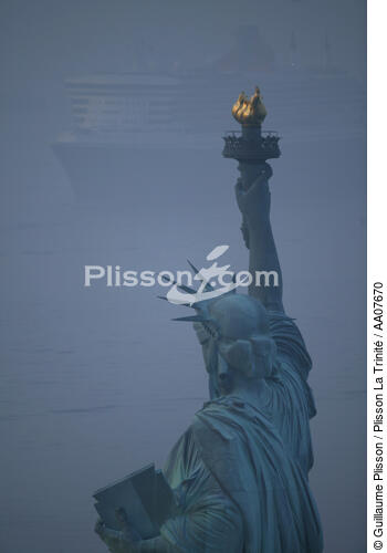 Arrivée du Queen Mary II à New-York. - © Guillaume Plisson / Plisson La Trinité / AA07670 - Photo Galleries - Dawn