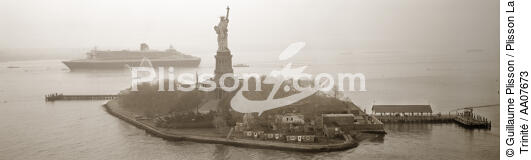 Le Queen Mary 2 arrivant à New York - © Guillaume Plisson / Plisson La Trinité / AA07673 - Nos reportages photos - New York [Etat]