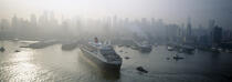 Le Queen Mary 2 arrivant à New York © Guillaume Plisson / Plisson La Trinité / AA07674 - Photo Galleries - Mist