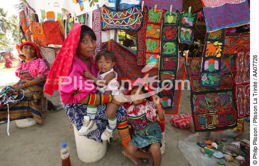 Femmes et enfants dans l'archipel des San-Blas. - © Philip Plisson / Plisson La Trinité / AA07726 - Nos reportages photos - Portrait