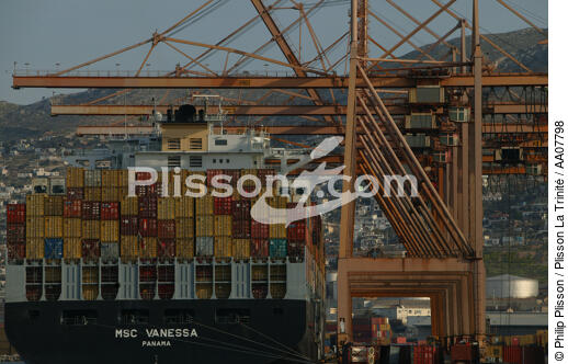 Porte-conteneur dans le port du Pirée. - © Philip Plisson / Plisson La Trinité / AA07798 - Nos reportages photos - Le Pirée