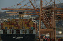 Porte-conteneur dans le port du Pirée. © Philip Plisson / Plisson La Trinité / AA07798 - Photo Galleries - Containership