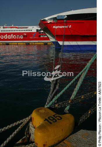 Amarrage dans le port du Pirée. - © Philip Plisson / Plisson La Trinité / AA07823 - Nos reportages photos - Ferry
