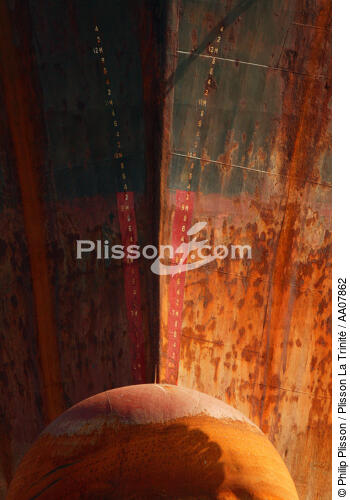 Etrave dans le port du Pirée. - © Philip Plisson / Plisson La Trinité / AA07862 - Photo Galleries - Elements of boat