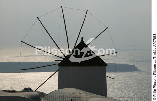 Santorin dans les Cyclades. - © Philip Plisson / Plisson La Trinité / AA07886 - Nos reportages photos - Moulin