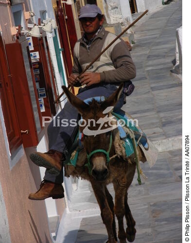 Santorin dans les Cyclades. - © Philip Plisson / Plisson La Trinité / AA07894 - Photo Galleries - Donkey