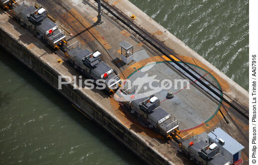 Ecluse sur le canal de Panama. - © Philip Plisson / Plisson La Trinité / AA07916 - Nos reportages photos - Miraflores locks