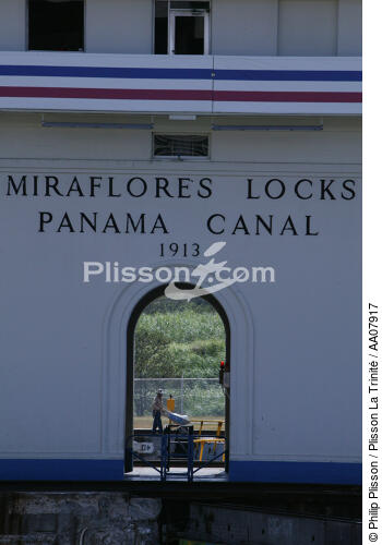 Ecluse sur le canal de Panama. - © Philip Plisson / Plisson La Trinité / AA07917 - Nos reportages photos - Miraflores locks
