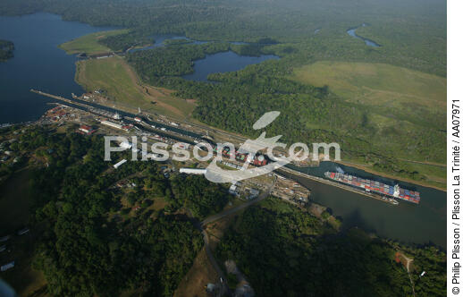 Ecluse sur le canal de Panama. - © Philip Plisson / Plisson La Trinité / AA07971 - Nos reportages photos - Porte-conteneurs, la démesure