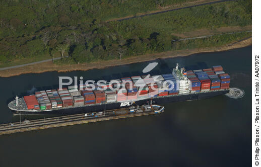 Container ship entering a lock. - © Philip Plisson / Plisson La Trinité / AA07972 - Photo Galleries - Canal