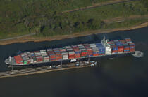 Container ship entering a lock. © Philip Plisson / Pêcheur d’Images / AA07972 - Photo Galleries - Panama Canal
