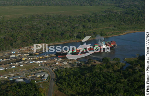 Porte-conteneur arrivant sur une écluse. - © Philip Plisson / Plisson La Trinité / AA07973 - Photo Galleries - Lock