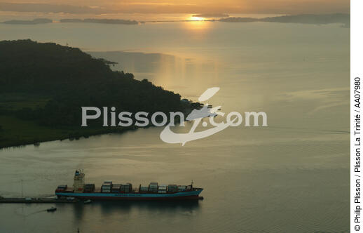 Porte-conteneur sur le canal de Panama. - © Philip Plisson / Plisson La Trinité / AA07980 - Photo Galleries - Containership
