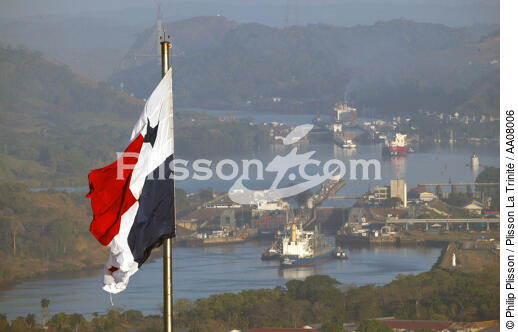 Le canal de Panama en pleine activité. - © Philip Plisson / Plisson La Trinité / AA08006 - Nos reportages photos - Ecluse