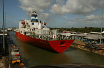 Gatun locks, l'une des 3 écluses du canal de Panama. © Philip Plisson / Plisson La Trinité / AA08018 - Nos reportages photos - Transport maritime