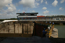 Gatun locks, l'une des 3 écluses du canal de Panama. © Philip Plisson / Plisson La Trinité / AA08022 - Nos reportages photos - Panama