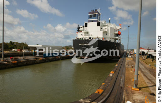 Gatun locks, l'une des 3 écluses du canal de Panama. - © Philip Plisson / Plisson La Trinité / AA08031 - Nos reportages photos - Porte-conteneurs