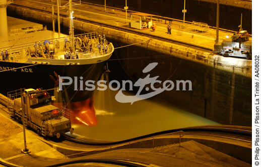 A lock at night on the Panama Canal. - © Philip Plisson / Plisson La Trinité / AA08032 - Photo Galleries - Canal