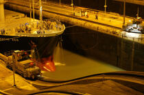 A lock at night on the Panama Canal. © Philip Plisson / Plisson La Trinité / AA08032 - Photo Galleries - Hydrology