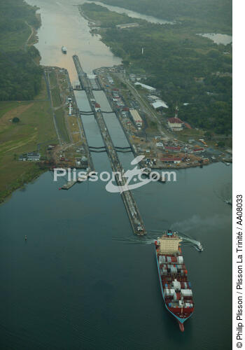 Passage d'écluse sur le canal de Panama. - © Philip Plisson / Plisson La Trinité / AA08033 - Nos reportages photos - Porte-conteneurs