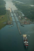 Passage d'écluse sur le canal de Panama. © Philip Plisson / Plisson La Trinité / AA08033 - Nos reportages photos - Le canal de Panama