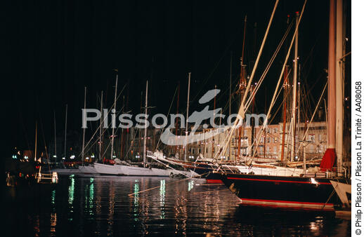 Saint-Tropez, de nuit pendant la Nioulargue. - © Philip Plisson / Plisson La Trinité / AA08058 - Photo Galleries - Var