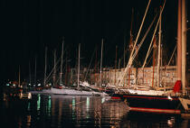 Saint-Tropez, de nuit pendant la Nioulargue. © Philip Plisson / Plisson La Trinité / AA08058 - Nos reportages photos - Nuit