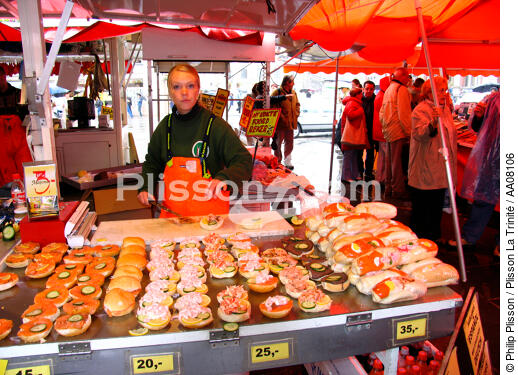 Etalage sur le marché de Bergen - © Philip Plisson / Plisson La Trinité / AA08106 - Nos reportages photos - Femme
