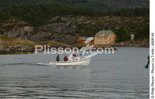 Dans les îles, proche de Bergen. - © Philip Plisson / Plisson La Trinité / AA08146 - Nos reportages photos - Pêcheur