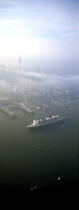 Le Queen Mary 2 à New-York. © Guillaume Plisson / Plisson La Trinité / AA08267 - Nos reportages photos - Gratte-ciel