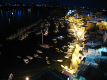 L'île de Procida en Baie de Naples. © Philip Plisson / Plisson La Trinité / AA08273 - Nos reportages photos - Nuit