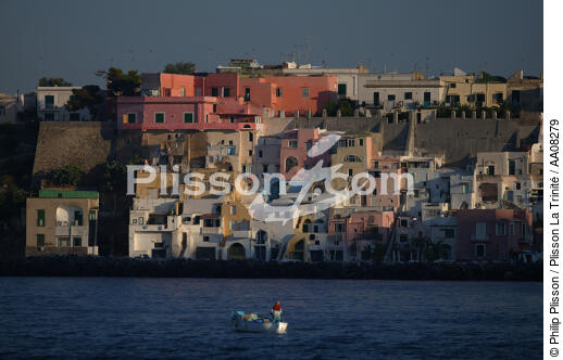 L'île de Procida en Baie de Naples. - © Philip Plisson / Plisson La Trinité / AA08279 - Nos reportages photos - Ile [It]