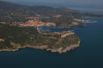 Port'Ercole sur la côte italienne. © Philip Plisson / Plisson La Trinité / AA08325 - Nos reportages photos - Ville [It]