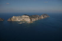 L'île de Ponziane. © Philip Plisson / Plisson La Trinité / AA08368 - Nos reportages photos - Type vue